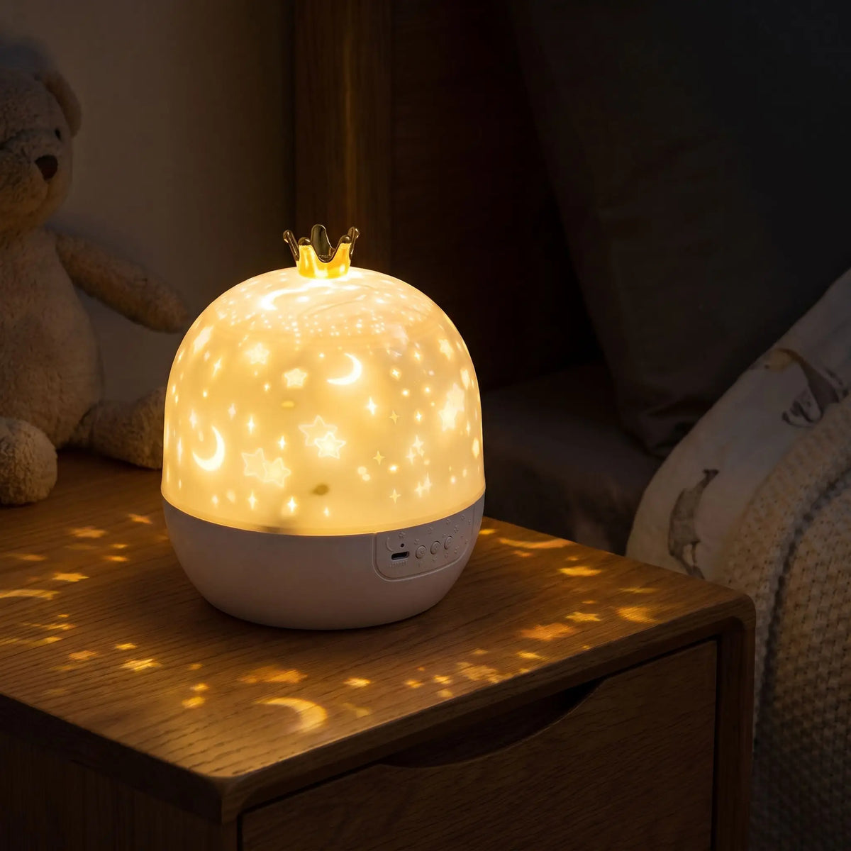 Veilleuse musicale bébé en mode lampe de chevet, avec lumière douce et chaude sur table de nuit