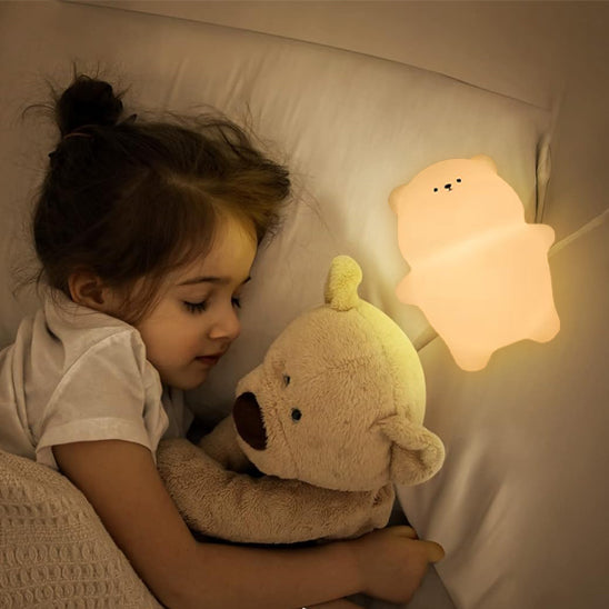 fillette qui dort avec veilleuse petit ourson