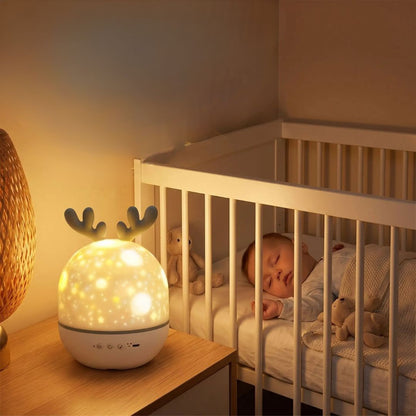 bébé endormi dans son lit à barreaux avec sa veilleuse musicale bébé lumineuse